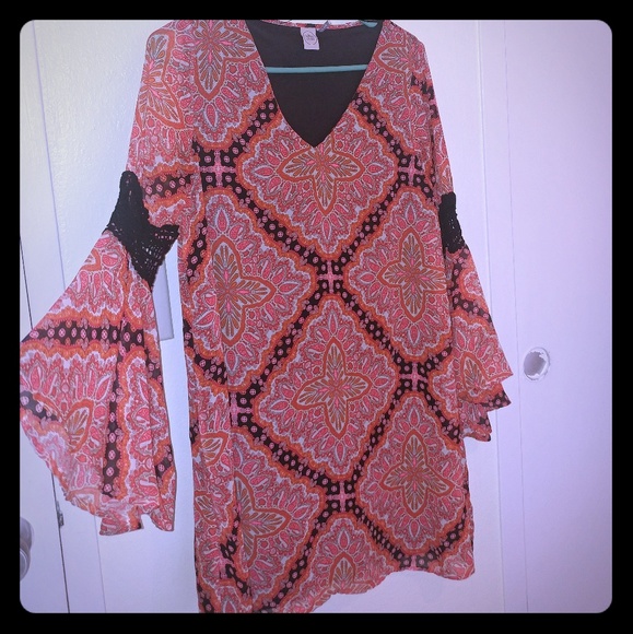 Tops - Beautiful Bell Sleeve Fashion Top size xs